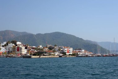 Marmaris, Türkiye - 30 Ekim 2019: Deniz manzaralı Marmaris şehri. Türkiye