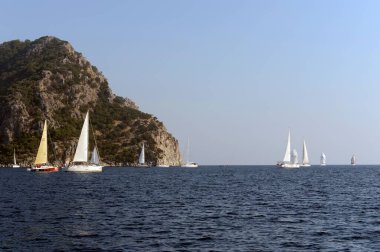 Marmaris, Türkiye - 30 Ekim 2019: Türkiye 'nin Marmaris kenti yakınlarındaki Ege Denizi' nde Yatlar