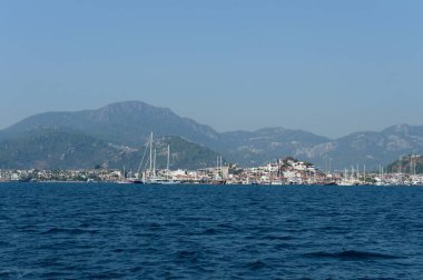 Marmaris, Türkiye - 30 Ekim 2019: Deniz manzaralı Marmaris şehri. Türkiye
