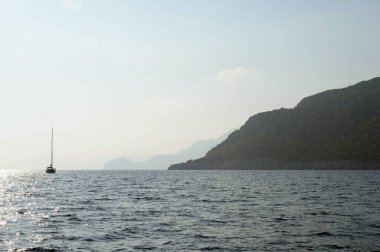 MARİS, TURKEY - 30 Ekim 2019: Türkiye 'nin Marmaris kenti yakınlarındaki Ege Denizi' nde Yat