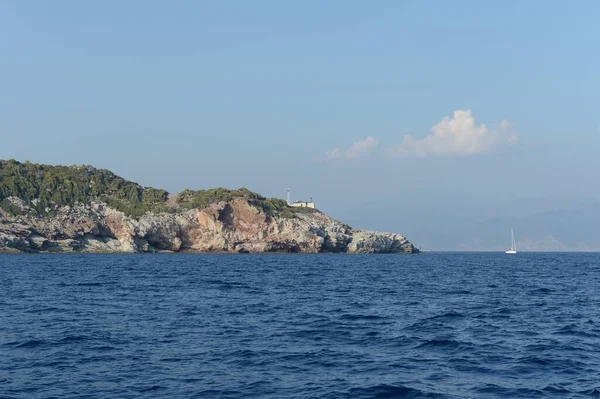Marmaris, Turkey - 30 Ekim 2019: Marmaris kenti yakınlarında Ege Denizi. Türkiye