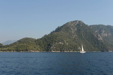 Marmaris, Turkey - 30 Ekim 2019: Marmaris kenti yakınlarında Ege Denizi. Türkiye