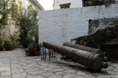 Marmaris, TURKEY - 2 Kasım 2019: kaledeki antik topçu parçaları - Marmaris şehrinin kalesi. Türkiye