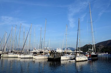 MARİS, TURKEY - 2 Kasım 2019: Türkiye 'nin Marmaris kentindeki bir yat kulübünün iskelesinde yatlar