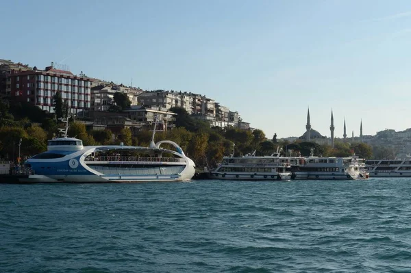 Istanbul Turkey November 2019 Passagiersschepen Bosporusstraat Aan Het Uksyudar Shehir — Stockfoto