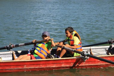 Seville, İspanya - 14 Temmuz 2011: İspanya 'daki Guadalquivir Nehri' nde genç kürekçilerin eğitimi
