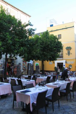  SEVILLE, SPAIN - 13 HAZİRAN 2011: İspanya 'nın Seville kentindeki eski bir caddedeki sokak restoranı