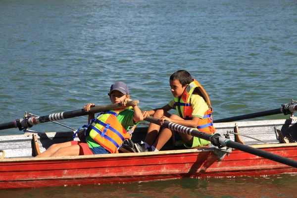 Seville, İspanya - 14 Temmuz 2011: İspanya 'daki Guadalquivir Nehri' nde genç kürekçilerin eğitimi