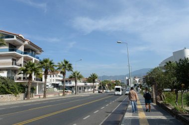Marmaris, Turkey - 2 Kasım 2019: Deniz kenti Marmaris 'te Cumhuriy Bulvarı. Türkiye