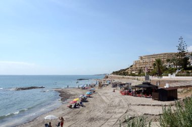 ORIHUELA, COSTA BLANCA, İspanya - 19 Eylül 2018: İnsanlar Alicante, İspanya 'daki Playa de Aguamarina' nın kumlu plajında dinleniyor