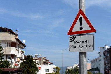 MARİS, TURKEY - 2 Kasım 2019: deniz kenti Marmaris 'teki Jumhuriet Bulvarı' nda araç hızının radar kontrolüyle ilgili uyarı levhası. Türkiye