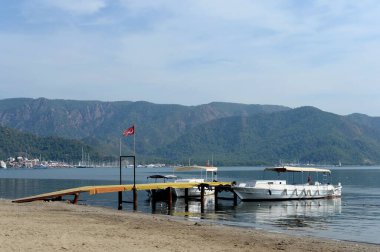 Marmaris, Turkey - 2 Kasım 2019: Marmaris 'teki sahil iskelesi. Türkiye