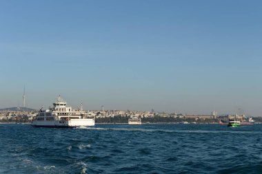 İstanbul, Türkiye - 3 Kasım 2019: Boğaz 'daki deniz gemileri