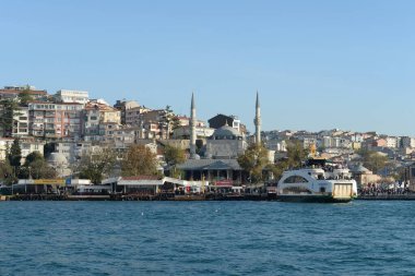İSTANBUL, TURKEY - 3 Kasım 2019: İstanbul 'un Asya yakasındaki Uksyudar Shehir Khatlary İsklesi Denizcilik İstasyonu' ndaki İstanbul Boğazı 'ndaki yolcu gemileri