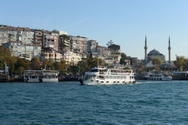 İSTANBUL, TURKEY - 3 Kasım 2019: İstanbul 'un Asya yakasındaki Uksyudar Shehir Khatlary İsklesi Denizcilik İstasyonu' ndaki İstanbul Boğazı 'ndaki yolcu gemileri