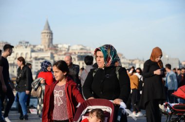 İSTANBUL, TURKEY - 3 Kasım 2019: İstanbul 'daki Golden Horn Körfezi üzerindeki Galata köprüsünde insanlar tatilde yürüyor