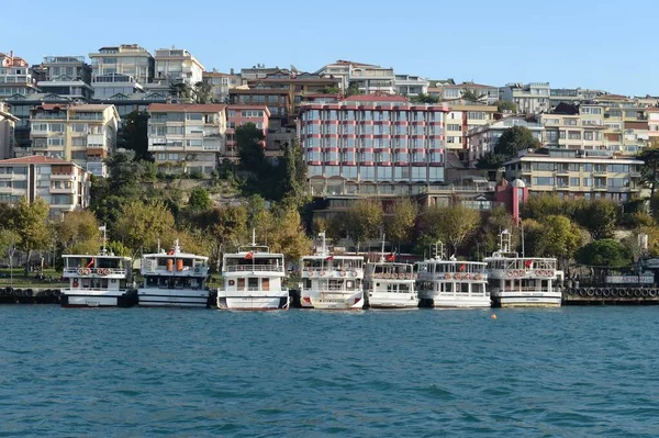 Istanbul Turkey November 2019 Passagiersschepen Bosporusstraat Aan Het Uksyudar Shehir — Stockfoto