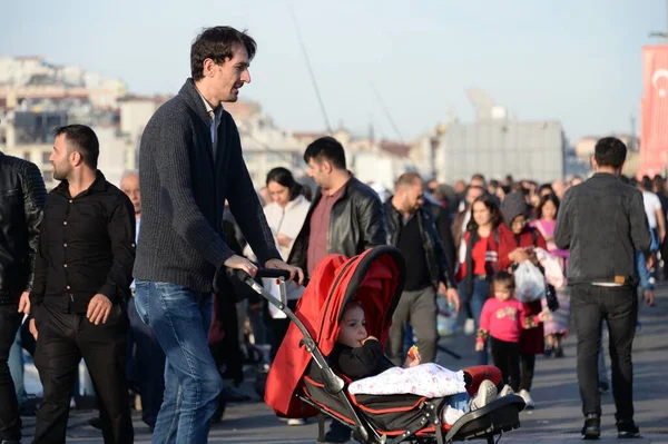 Istanbul Turkey November 2019 Люди Йдуть Відпустку Мосту Галата Через — стокове фото