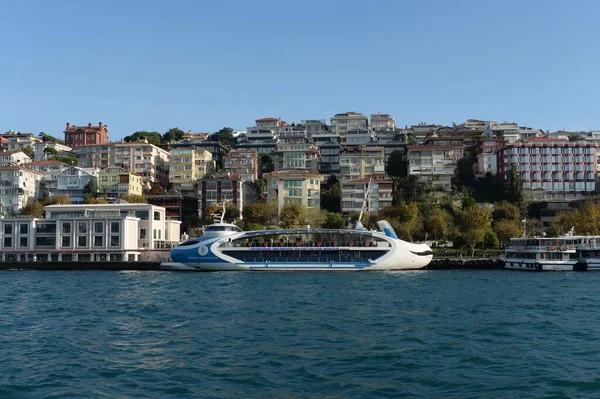Istanbul Turquía Noviembre 2019 Naves Pasaje Estrecho Del Bósforo Estación — Foto de Stock