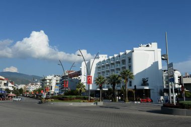 Marmaris, Turkey - 2 Kasım 2019: Deniz kenti Marmaris 'te Cumhuriy Bulvarı. Türkiye