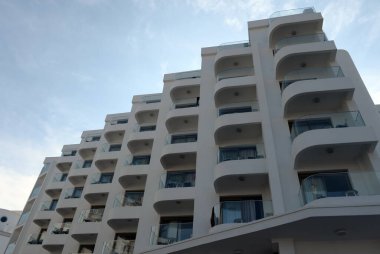MARİS, TURKEY - 2 Kasım 2019: Marmaris 'teki deniz kenarı Kemal Seyfettin Elgin' deki modern otel Lalila Blue Suite. Türkiye