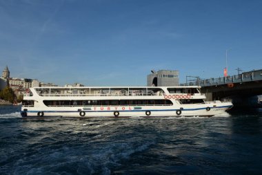 İstanbul, Türkiye - 3 Kasım 2019: İstanbul Boğazı 'nda yolcu eğlence gemisi. İstanbul