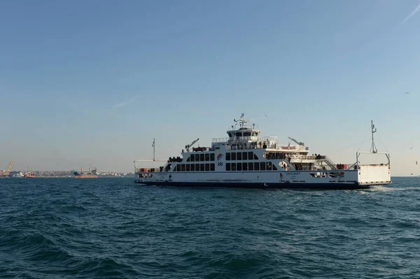 Istanbul Turquía Noviembre 2019 Sahilbent Passenger Ferry Estrecho Del Bósforo — Foto de Stock