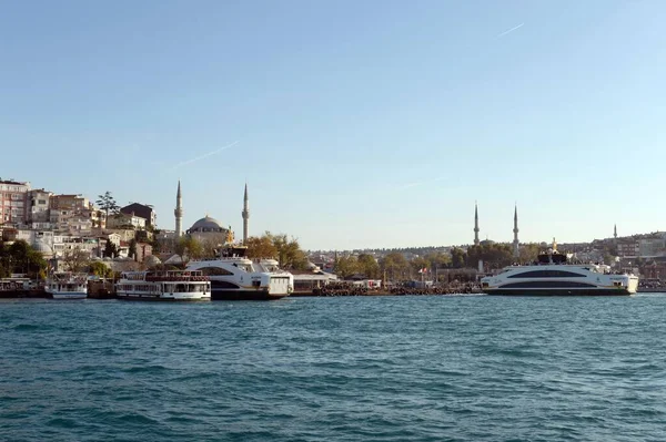 Istanbul Turkey Listopadu 2019 Osobní Lodě Bosphorském Průlivu Uksyudar Shehir — Stock fotografie