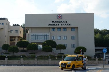 Marmaris, Turkey - 2 Kasım 2019: deniz kenti Marmaris 'te Adalet Sarayı. Türkiye