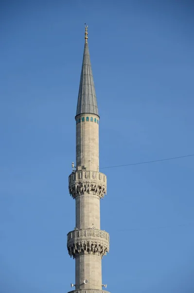 Istanbul Turkey Listopad 2019 Minaret Tureckim Stambule Tle Błękitnego Nieba — Zdjęcie stockowe