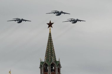 MOSCOW, RUSSIA - 9 Mayıs 2020: Il-76 MD askeri nakliye uçakları Moskova 'da Zafer Günü anısına düzenlenen geçit töreninde