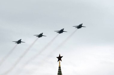 MOSCOW, RUSSIA - 9 Mayıs 2020: Bir grup taktik ön hat bombardıman uçağı ve değişken kanatlı Su-24M (Eskrim) Zafer Günü kutlamaları sırasında Kızıl Meydan üzerinde uçuyor