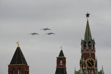 MOSCOW, RUSSIA - 9 Mayıs 2020: Bir grup turboprop stratejik bombardıman uçağı Zafer Günü 'nün 75. yıldönümünde Kızıl Meydan üzerinde uçuyor.