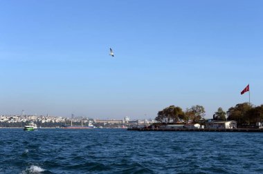 İstanbul, Türkiye - 3 Kasım 2019: İstanbul şehir görüşü Boğaz Boğazı 'ndan