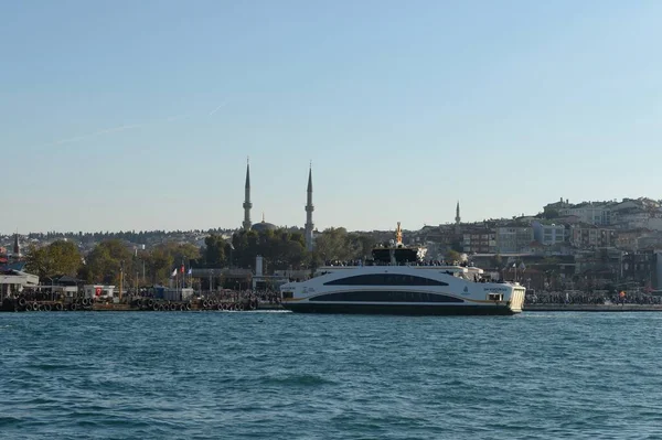 Istanbul Turkey November 2019 Passenger Ships Bosphorus Strait Uksyudar Shehir — Stock Photo, Image