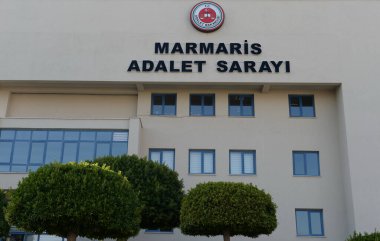 Marmaris, Turkey - 2 Kasım 2019: deniz kenti Marmaris 'te Adalet Sarayı. Türkiye
