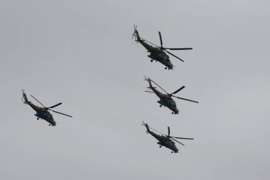 MOSCOW, RUSSIA - 9 Mayıs 2020: Mi-35 m taarruz helikopterleri büyük vatanseverlik savaşında zaferin 75. yıldönümü anısına düzenlenen geçit töreninde