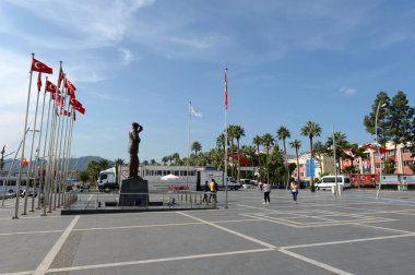 MARİS, TURKEY - 2 Kasım 2019: Marmaris Meydanı 'nda Kemal Atatürk' ün Anıtı 