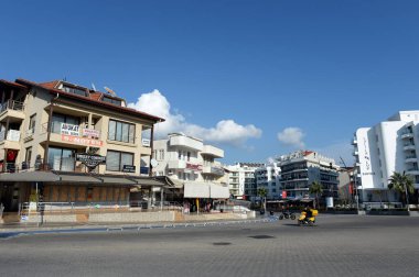 Marmaris, TURKEY - 2 Kasım 2019: deniz kenti Marmaris 'te Yunus Nadi Caddesi. Türkiye