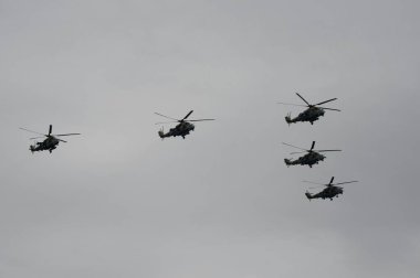 MOSCOW, RUSSIA - 9 Mayıs 2020: Mi-35 m taarruz helikopterleri büyük vatanseverlik savaşında zaferin 75. yıldönümü anısına düzenlenen geçit töreninde