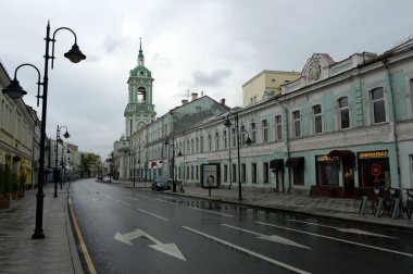 MOSCOW, RUSSIA - 9 Mayıs 2020: Moskova 'nın merkezinde Pyatnitskaya Caddesi. Vaftizci Yahya' nın başı kesilen kilisenin çan kulesinin manzarası