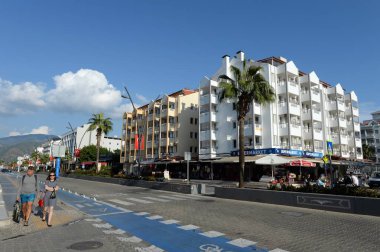 Marmaris, TURKEY - 2 Kasım 2019: Marmaris deniz kentinde Seyfettin Elgin Bulvarı. Türkiye