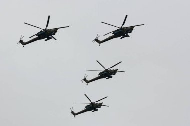 MOSCOW, RUSSIA - 9 Mayıs 2020: Mi-28N Gece Avcısı saldırı helikopter grubu Zafer Geçidi sırasında Kızıl Meydan üzerinde