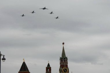 MOSCOW, RUSSIA - 9 Mayıs 2020: Değişken kanat geometrisi ve Moskova 'daki geçit töreni sırasında süpersonik stratejik uzun menzilli bombardıman uçağı Tu-160 ile Tu-2M3 stratejik füze taşıyıcıları grubu