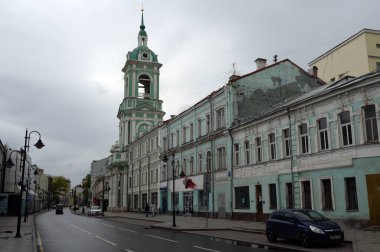 MOSCOW, RUSSIA - 9 Mayıs 2020: Moskova 'nın merkezinde Pyatnitskaya Caddesi. Vaftizci Yahya' nın başı kesilen kilisenin çan kulesinin manzarası