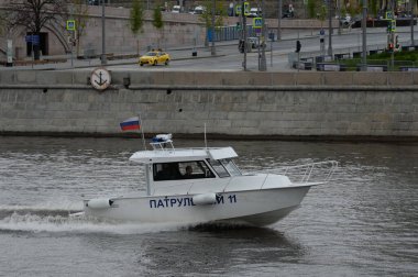 MOSCOW, RUSSIA - 9 Mayıs 2020: Moskova Nehri üzerindeki Eyalet Nehir Denetleme Merkezi Müdürlüğü devriye botu