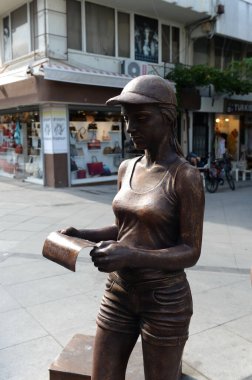 Marmaris, TURKEY - 2 Kasım 2019: Marmaris deniz kenti caddesinde bir turist kızın heykeli. Türkiye