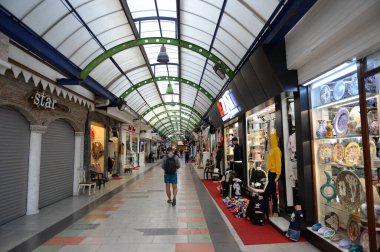 Marmaris, TURKEY - 2 Kasım 2019: Marmaris deniz kentinde alışveriş merkezi. Türkiye