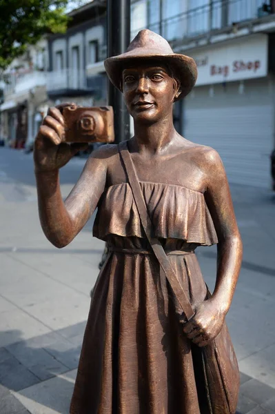 马尔马里斯 土耳其 2019年11月2日 海上城市马尔马里斯街头一名女游客的雕塑 土耳其 — 图库照片