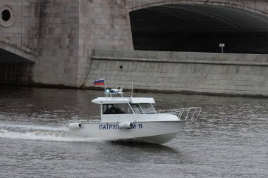 MOSCOW, RUSSIA - 9 Mayıs 2020: Moskova Nehri üzerindeki Eyalet Nehir Denetleme Merkezi Müdürlüğü devriye botu